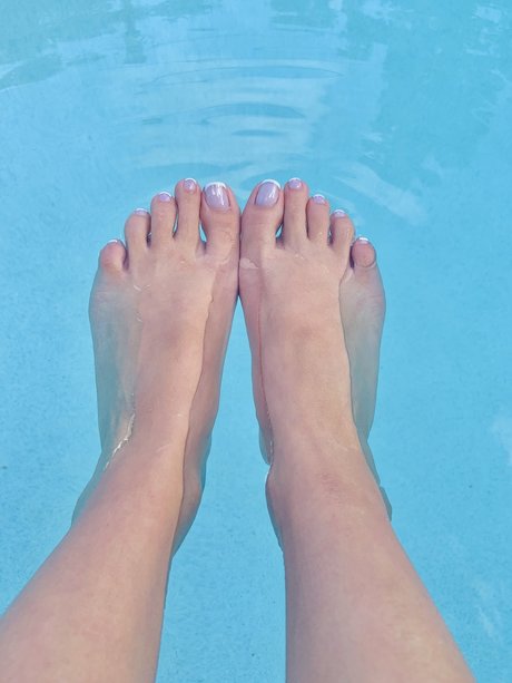 Naakte gelekte OnlyFans-foto van Prettyleofeet