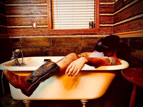 Naakte gelekte OnlyFans-foto van Rebelheartedcowboy