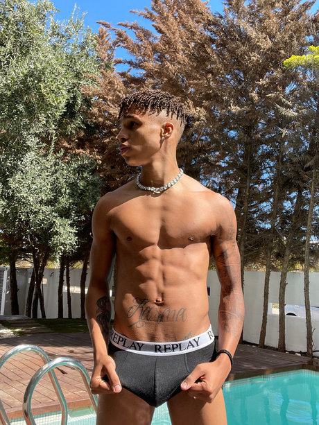 Naakte gelekte OnlyFans-foto van Kevin Olivera