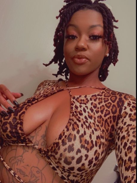 Naakte gelekte OnlyFans-foto van Ra 