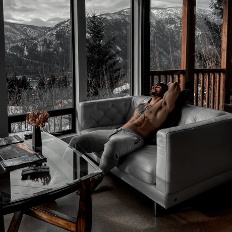 Naakte gelekte OnlyFans-foto van  Rage 