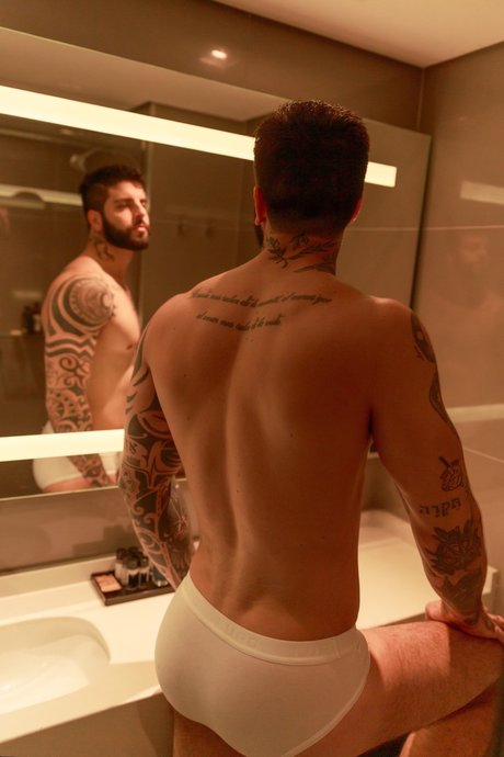 Naakte gelekte OnlyFans-foto van Rafael Newbold