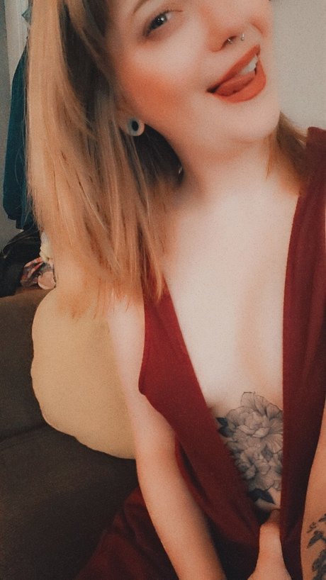 Naakte gelekte OnlyFans-foto van Baby Ghoul Bettie