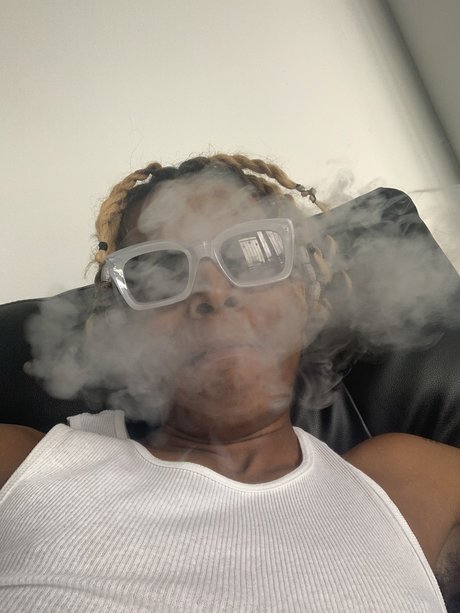 Naakte gelekte OnlyFans-foto van Dee
