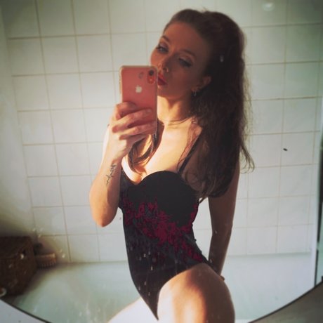 Naakte gelekte OnlyFans-foto van Bambi
