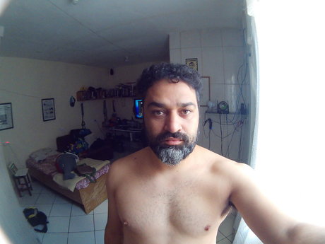 Naakte gelekte OnlyFans-foto van Andre Arruda