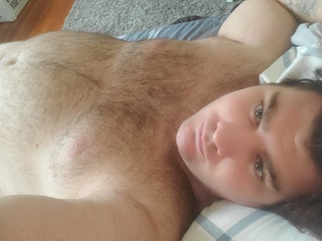 Naakte gelekte OnlyFans-foto van Matthew Volino