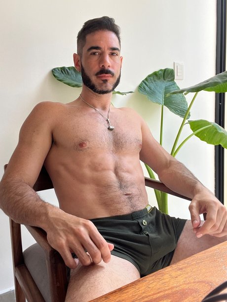 Naakte gelekte OnlyFans-foto van Nicolas Matthias