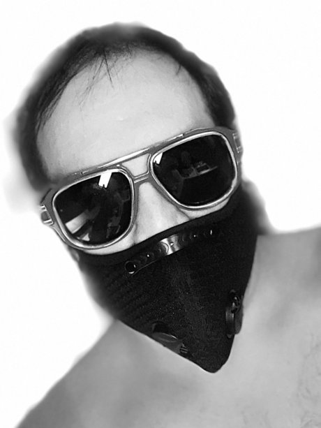 Naakte gelekte OnlyFans-foto van Masked Mountain Man