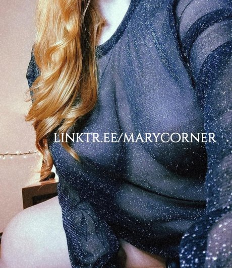Naakte gelekte OnlyFans-foto van Mary Corner