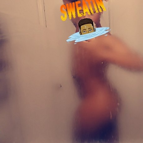 Naakte gelekte OnlyFans-foto van Bhadd