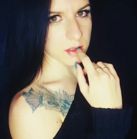 Naakte gelekte OnlyFans-foto van Disi