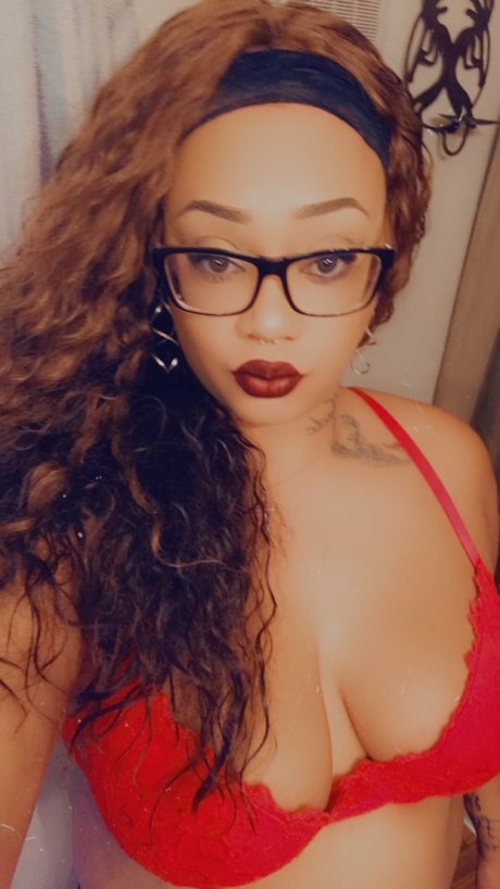 Naakte gelekte OnlyFans-foto van Kiki Not Kinky
