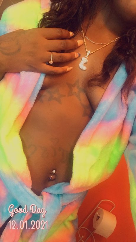 Naakte gelekte OnlyFans-foto van Messi Jessi 
