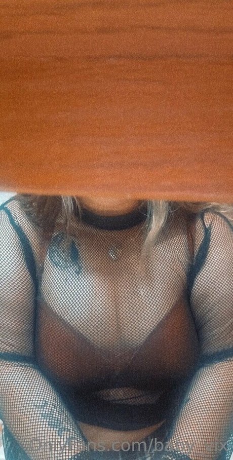 Naakte gelekte OnlyFans-foto van Babyvix