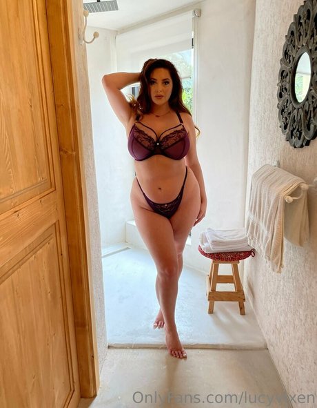 Naakte gelekte OnlyFans-foto van Lucyvixen