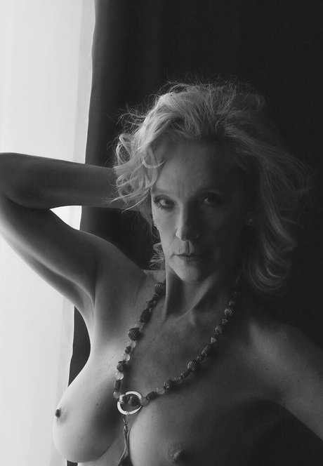 Naakte gelekte OnlyFans-foto van Elena Luneva