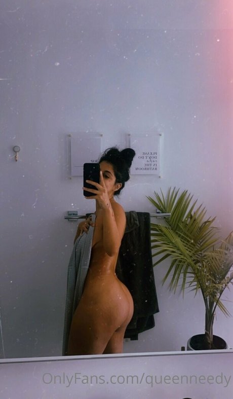 Naakte gelekte OnlyFans-foto van Queenneedy