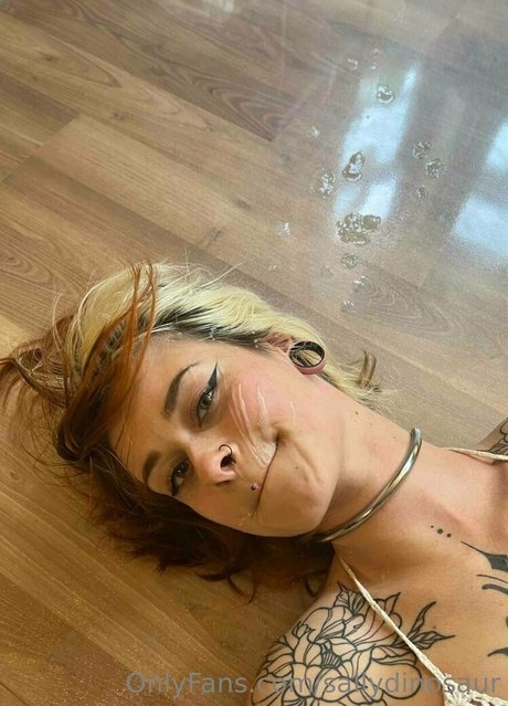 Naakte gelekte OnlyFans-foto van Sallydinosaur