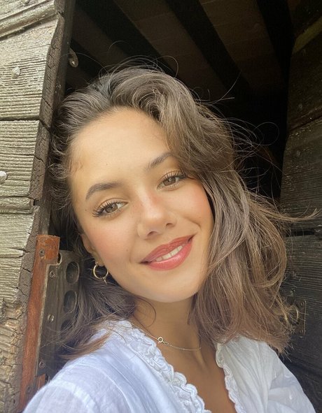 Naakte gelekte OnlyFans-foto van Saoirse Alicia Behzadi