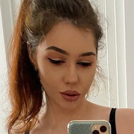Naakte gelekte OnlyFans-foto van Oana Oanii