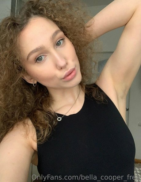 Naakte gelekte OnlyFans-foto van Bellacooperfree
