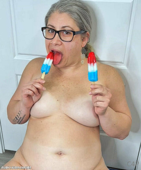 Naakte gelekte OnlyFans-foto van Curvy4urpleasure