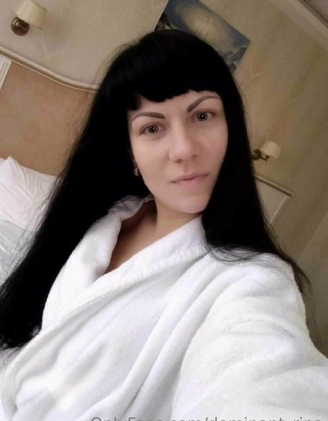 Naakte gelekte OnlyFans-foto van Dominantrina