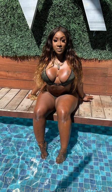 Naakte gelekte OnlyFans-foto van Chanya The Body