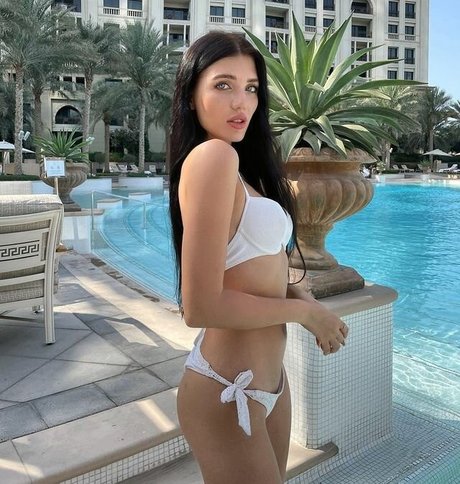 Naakte gelekte OnlyFans-foto van Alina Enero