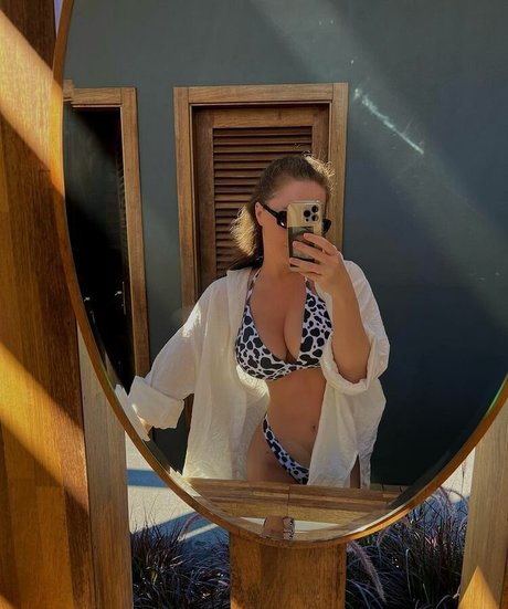 Naakte gelekte OnlyFans-foto van Olga Chocolate