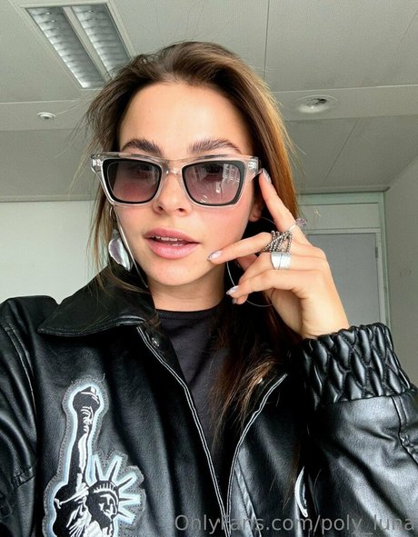 Naakte gelekte OnlyFans-foto van Polyluna