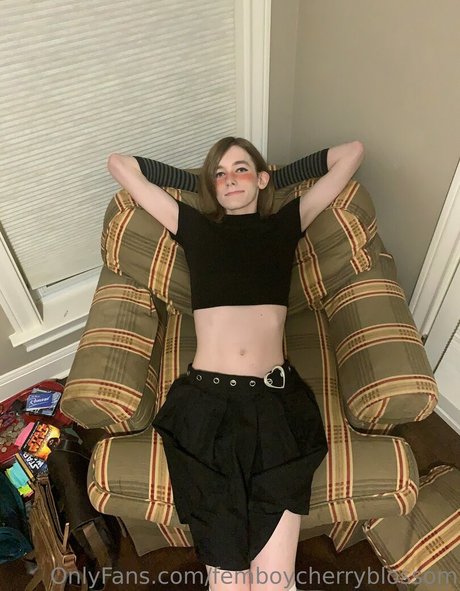 Naakte gelekte OnlyFans-foto van Femboycherryblossom