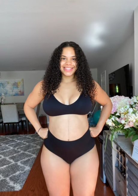 Naakte gelekte OnlyFans-foto van Walessa Munoz