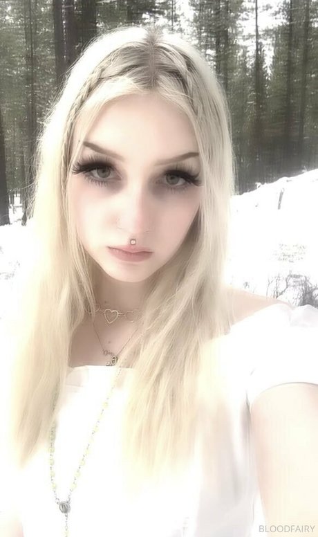 Naakte gelekte OnlyFans-foto van Bloodfairy