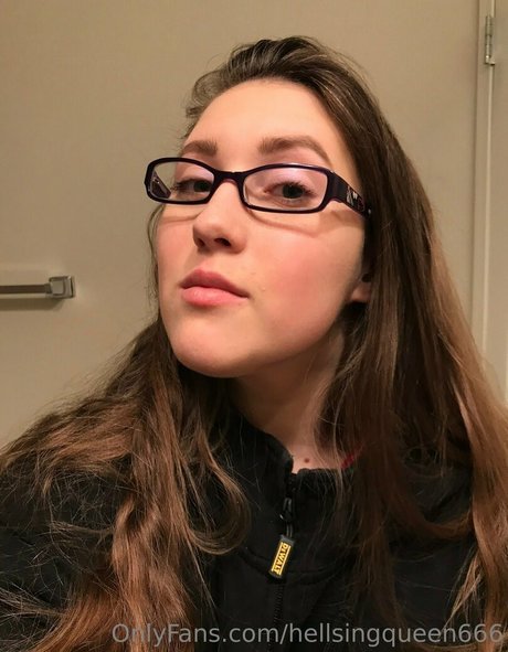 Naakte gelekte OnlyFans-foto van Hellsingqueen666