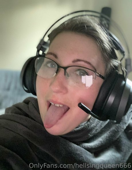Naakte gelekte OnlyFans-foto van Hellsingqueen666