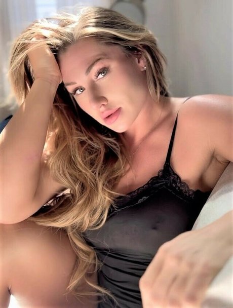 Naakte gelekte OnlyFans-foto van Caitlin Rice