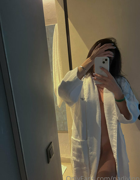 Naakte gelekte OnlyFans-foto van Nadivipp