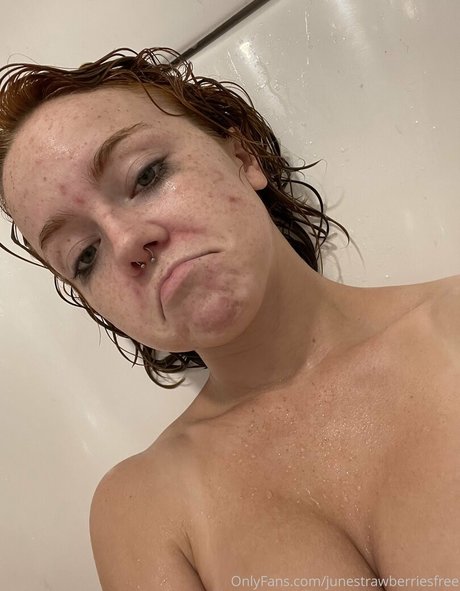 Naakte gelekte OnlyFans-foto van Junestrawberriesfree