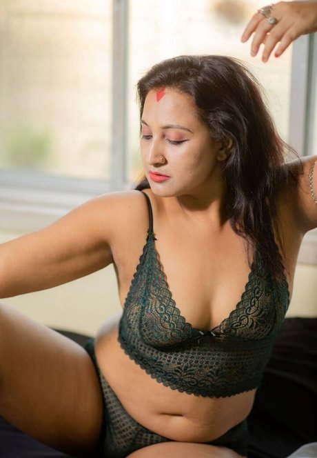 Naakte gelekte OnlyFans-foto van Mili Debnath Nude