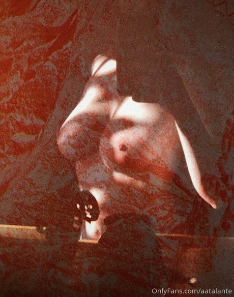 Naakte gelekte OnlyFans-foto van Aatalante
