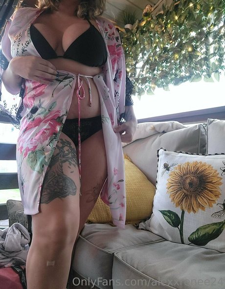 Naakte gelekte OnlyFans-foto van Alexxrenee24