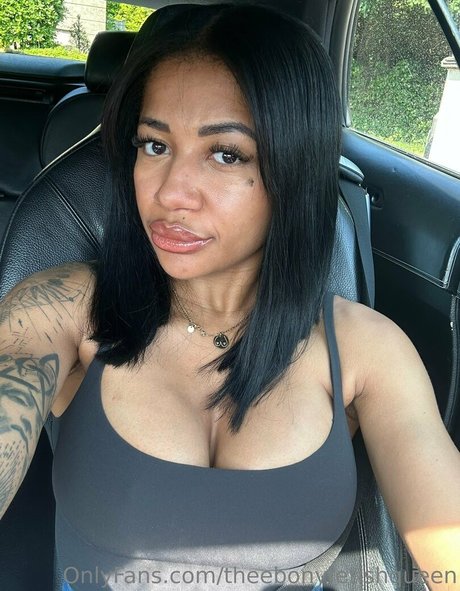 Naakte gelekte OnlyFans-foto van Kikiluxxxe