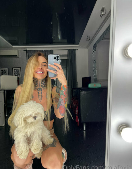 Naakte gelekte OnlyFans-foto van Miafoxie