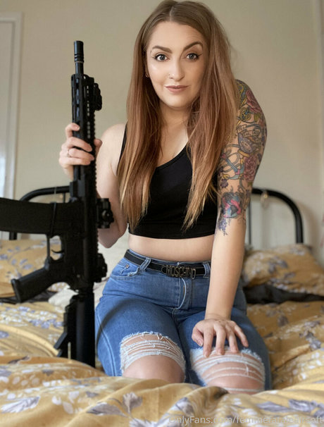 Naakte gelekte OnlyFans-foto van Femmefataleairsoft