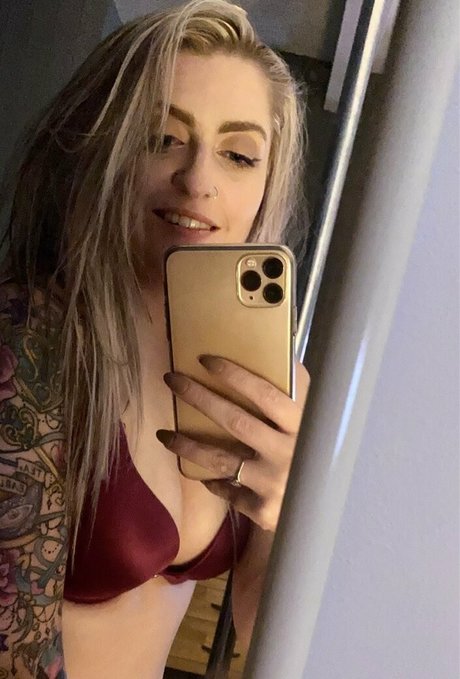 Naakte gelekte OnlyFans-foto van Femmefataleairsoft