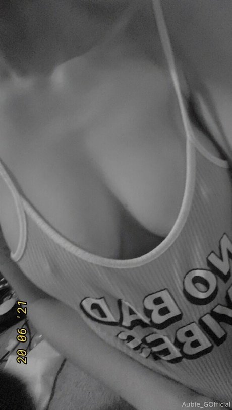 Naakte gelekte OnlyFans-foto van Aubiegfree