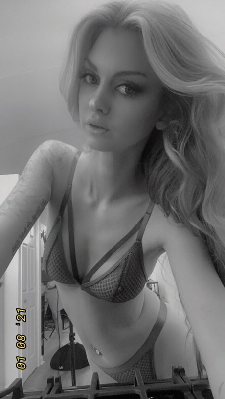 Naakte gelekte OnlyFans-foto van Aubiegfree