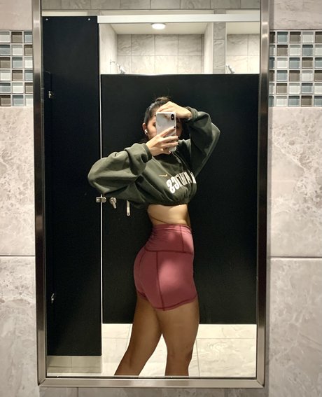 Naakte gelekte OnlyFans-foto van Mia Chung